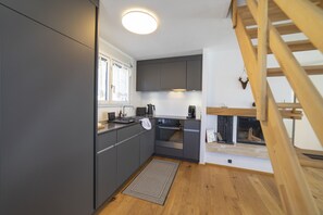 Fridge, oven, dishwasher, coffee/tea maker