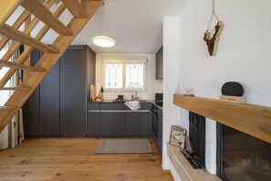 Fridge, oven, dishwasher, coffee/tea maker