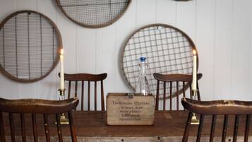 Una mesa de madera con un cartel que dice