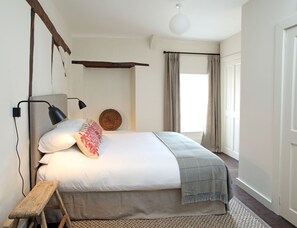 Quarto casal standard, suíte | Wi-Fi de cortesia, roupa de cama