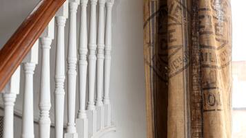 Un escalier avec des balustres blanches et une main courante en bois.