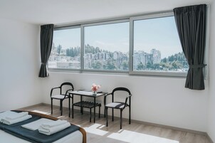 Apartamento família | Escrivaninha, espaço de trabalho para notebook, cortinas blackout