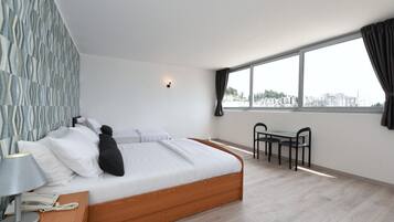 Apartamento familiar | Escritorio, espacio para trabajar con un portátil, cortinas opacas