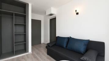 Familienapartment | Wohnbereich | 80-cm-Flachbildfernseher mit Satellitenempfang, Fernseher, Bücher