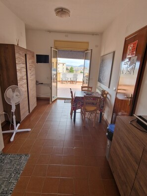 Quarto casal clássico | Cozinha compartilhada | Geladeira grande, micro-ondas, fogão, cooktop