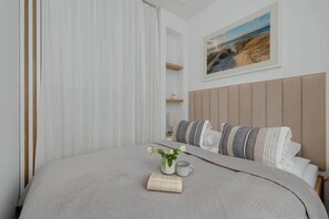 Tabla de planchar con plancha, wifi y ropa de cama 