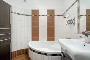 Ducha, secador de pelo y toallas