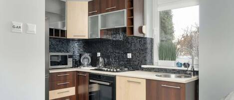 Réfrigérateur, four à micro-ondes, un four, surface de cuisson