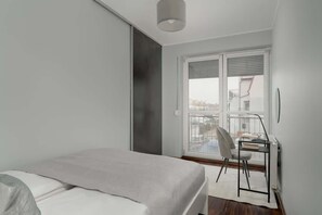 1 habitación, escritorio, tabla de planchar con plancha y cuna de viaje