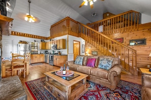 TV, fireplace - Hot Tub ★ Pool Table ★ Firepit ★Very Private (Townsend)