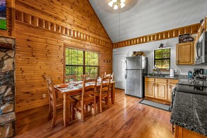 Fridge, microwave, oven, stovetop - Hot Tub ★ Pool Table ★ Firepit ★Very Private (Townsend)