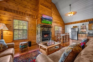 TV, fireplace - Hot Tub ★ Pool Table ★ Firepit ★Very Private (Townsend)