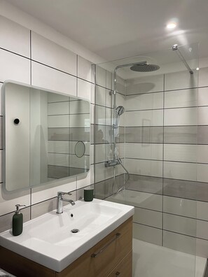 Doccia, asciugacapelli, asciugamani, sapone