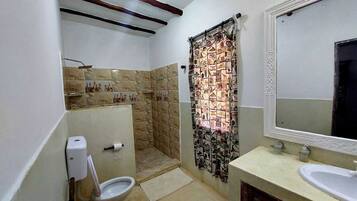 Dusj, regndusjhode, toalettartikler (inkludert) og bidé