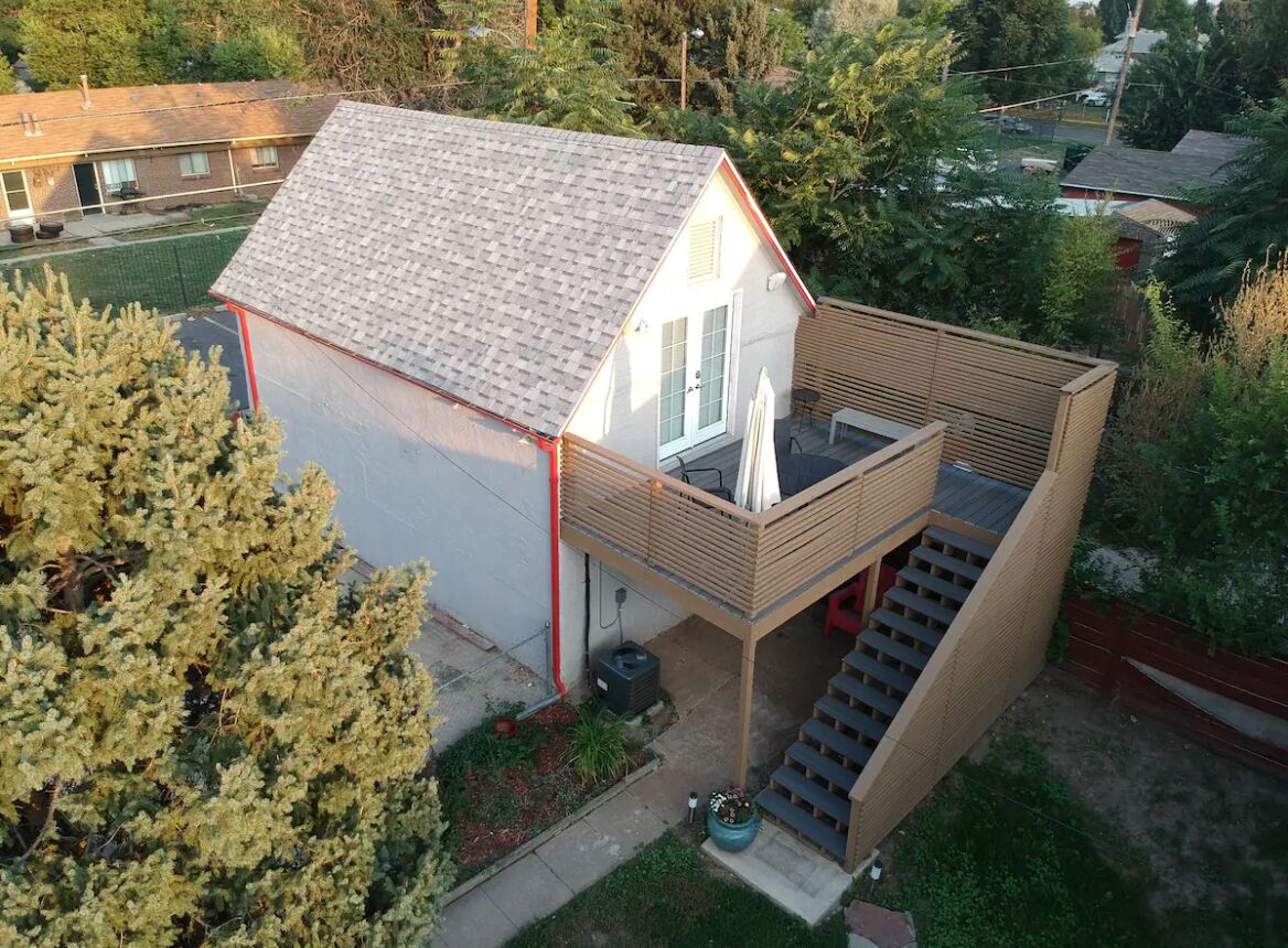 Adorable, central, cozy loft with deck!
