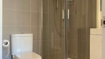 Haartrockner, Handtücher, Seife, Toilettenpapier