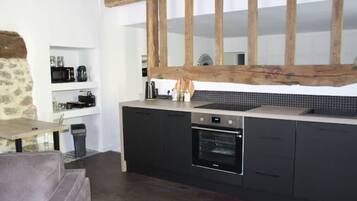 Fridge, microwave, oven, coffee/tea maker