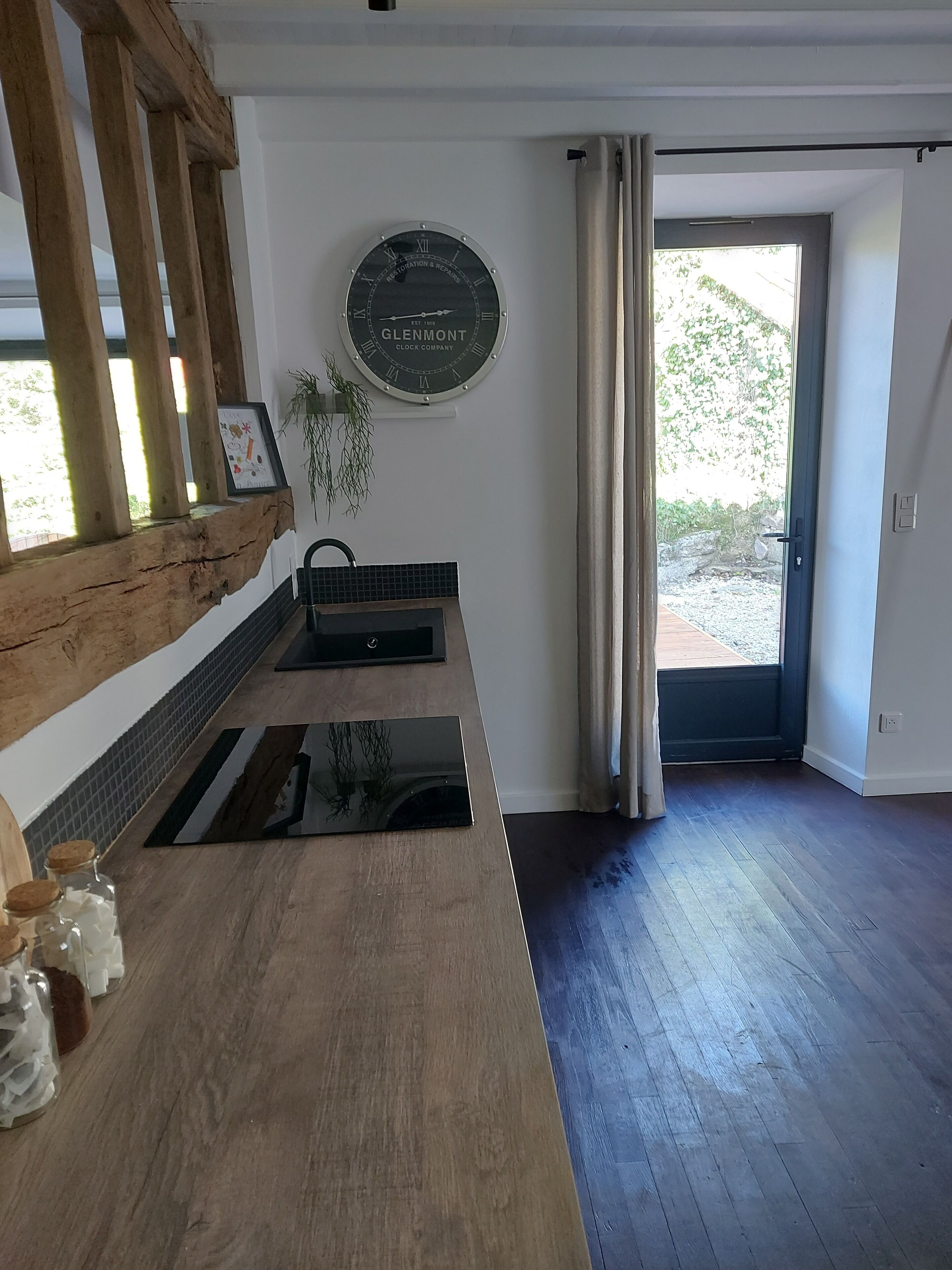 Kühlschrank, Mikrowelle, Ofen, Wasserkocher mit Kaffee-/Teezubehör