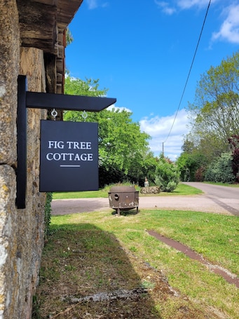 Exterior detail. Fig Tree Cottage-Idyllic retreat in a National Park180x190 Bed or 2x90x190 Beds