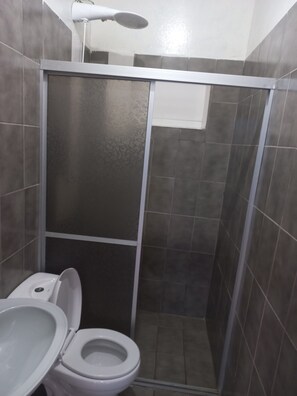 ห้องเบสิกดับเบิลสำหรับพักเดี่ยว | ห้องน้ำ | ฝักบัว, ผ้าเช็ดตัว, สบู่, กระดาษชำระ