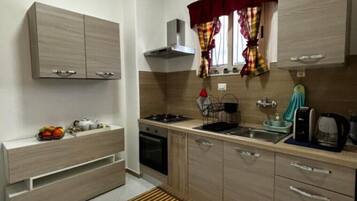 Fridge, oven, stovetop, coffee/tea maker