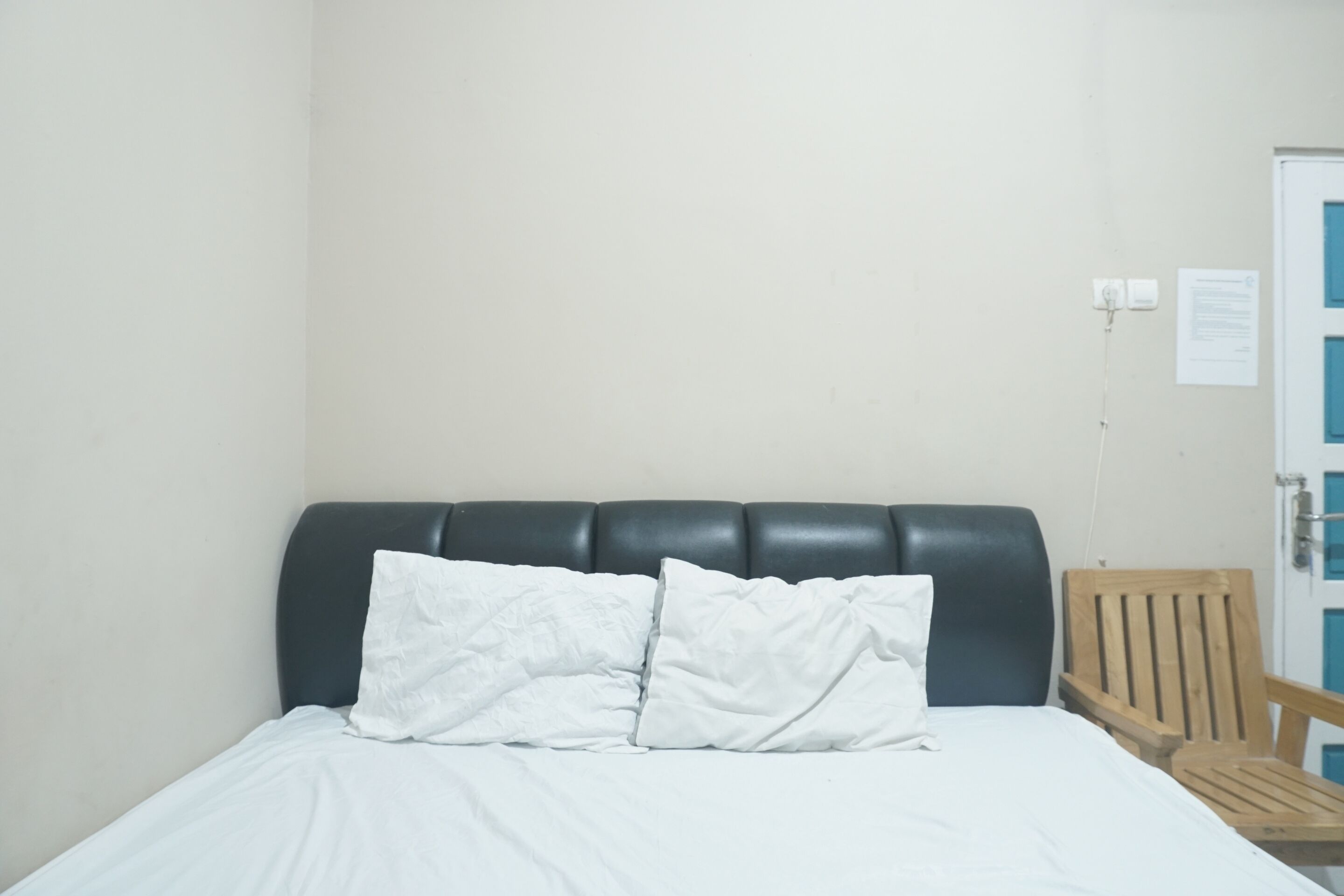 Soundproofing, free WiFi, bed sheets