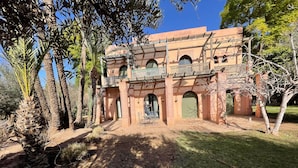 Un edificio tradicional con arcos y un patio techado.