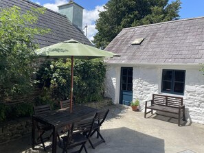 House | Outdoor dining - Simple Luxury in Brecon Beacons Village House (Llandovery)