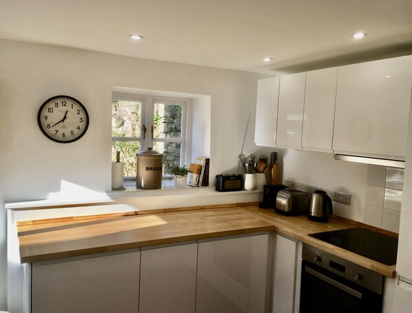 House | Private kitchen | Fridge, microwave, oven, stovetop - Simple Luxury in Brecon Beacons Village House (Llandovery)