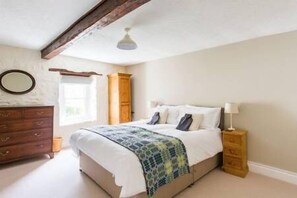 House | 3 bedrooms, iron/ironing board, free WiFi, bed sheets - Simple Luxury in Brecon Beacons Village House (Llandovery)