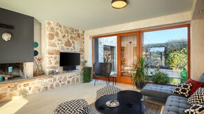TV, fireplace
