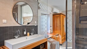 Shower, hair dryer, towels