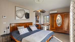 4 bedrooms, iron/ironing board, free WiFi, bed sheets