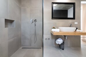 Dusche, Haartrockner, Handtücher