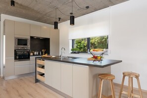 Een koelkast, een microgolfoven, een oven, een vaatwasser