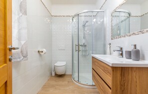 Shower, hair dryer, towels - Villa Dussich by Villas Guide (Cepic)