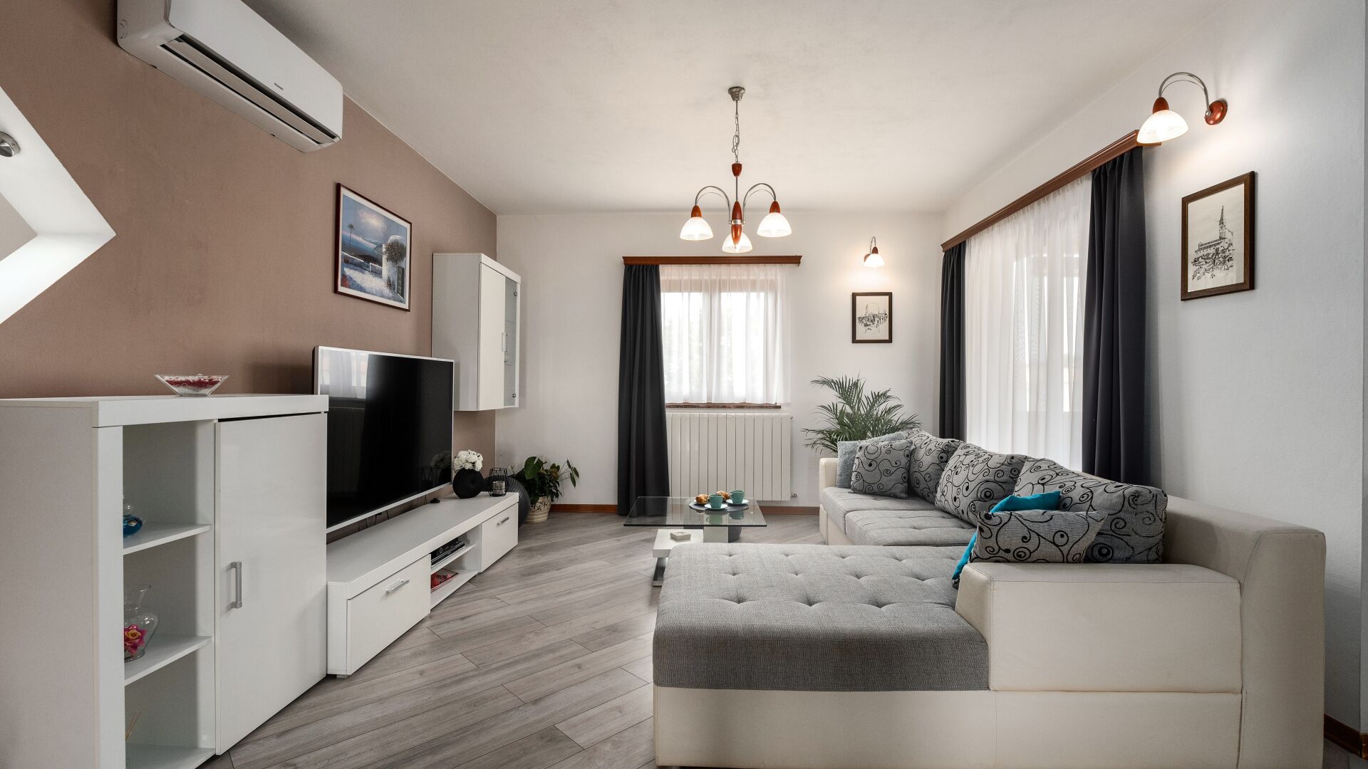 Televisión y chimenea 