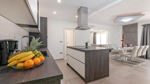 Refrigerador, microondas, horno y lavavajillas 