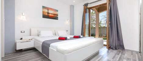 6 slaapkamers, een strijkplank/strijkijzer, gratis wifi, beddengoed