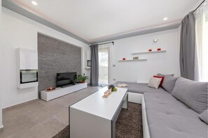 TV, fireplace - Villa Dani by Villas Guide (Vižinada)