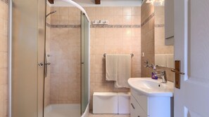 Dusche, Haartrockner, Handtücher