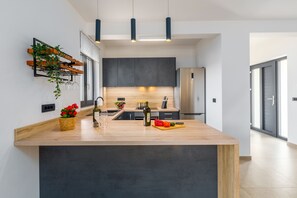 Kühlschrank, Ofen, Geschirrspüler, Wasserkocher mit Kaffee-/Teezubehör