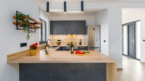 Fridge, oven, dishwasher, coffee/tea maker