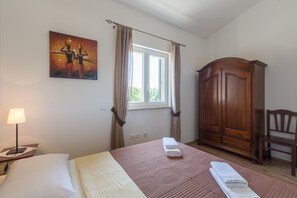 3 bedrooms, iron/ironing board, free WiFi, bed sheets