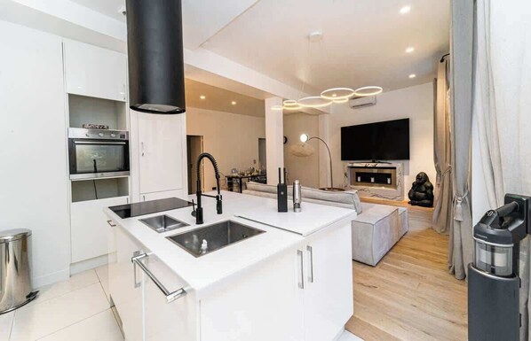 Køleskab, mikrobølgeovn, ovn, kogeplade