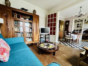 Télévision, cheminée, livres