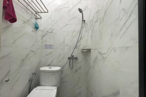 Standard-Doppelzimmer | Badezimmer