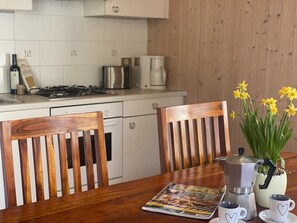 Réfrigérateur, cafetière/bouilloire, bouilloire électrique, grille-pain