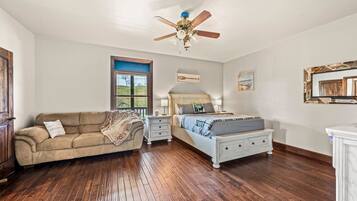 2 Schlafzimmer, Schreibtisch, kostenloses WLAN, BettwÀsche