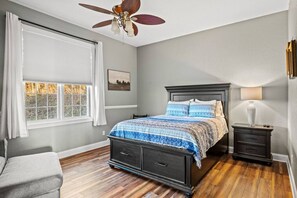 3 bedrooms, desk, WiFi, bed sheets